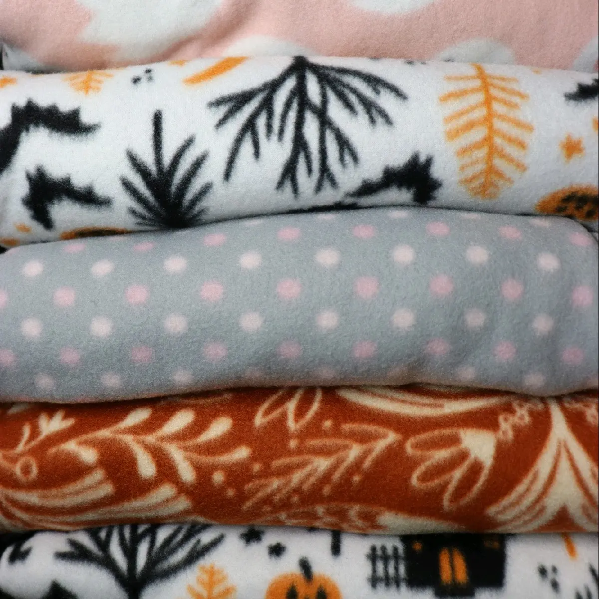 Adjustable Foot Pocket Fleece Blanket - Perfect for All Seasons