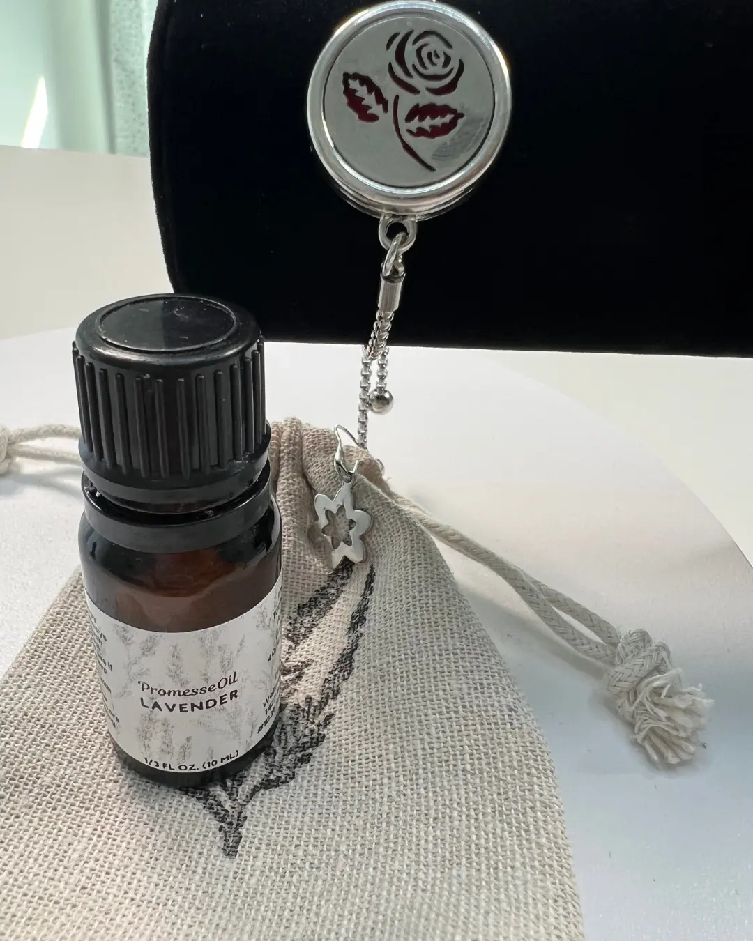 Rose Flower Diffuser Bracelet & 10ml PromesseOil Lavender Essential Oil Bundle.....Paquete de Bienestar: Brazalete Difusor de Rosa y Aceite Esencial de Lavanda (10ml)