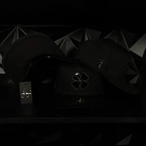 Trébol plate SnapBack hat-black