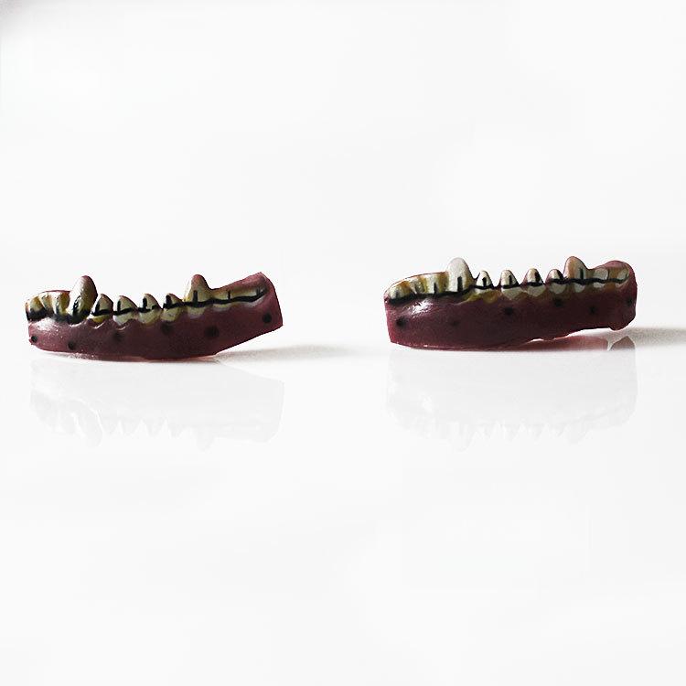 2 Halloween And April Fool'S Day Horror Vampire Fangs, Halloween Party Props, Role-Playing Performance Props, Horror Atmosphere Props, Carnival Party Supplies