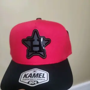 gorra kamel color rojo de estrella