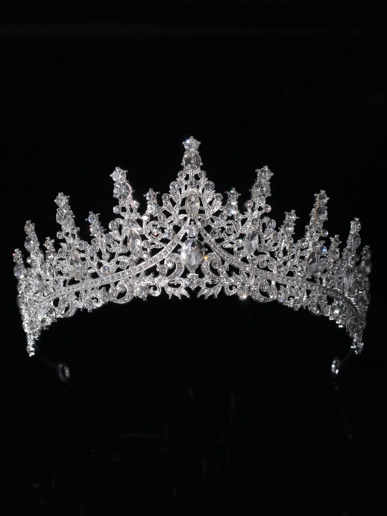 A set of women's silver wedding jewelry, bridal accessories, Bridal sets, classic rhinestone crown with necklace and earrings, 4-piece set of wedding dress accessories, also suitable for wedding parties and gatherings