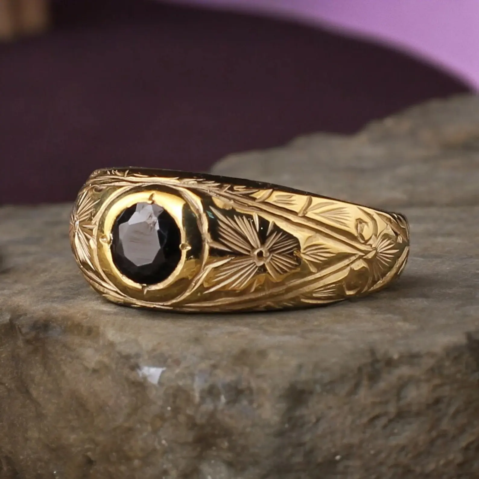 Vintage and elegant Victorian-era decorative ring, engraved ring, unisex vintage-style jewelry, suitable for anniversaries, parties, and other formal occasions, also adding a vintage touch to everyday wear.