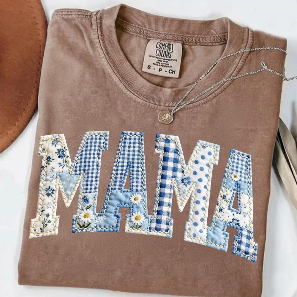 Women’s Casual Round Neck Comfort Colors Blue Toile Patchwork T-Shirt – Floral Chinoiserie Top, Shabby Chic Vintage Aesthetic Mama Tee