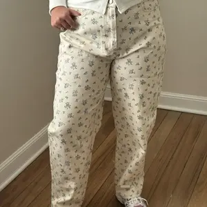 BLUE FLORAL PRINT BARREL JEANS