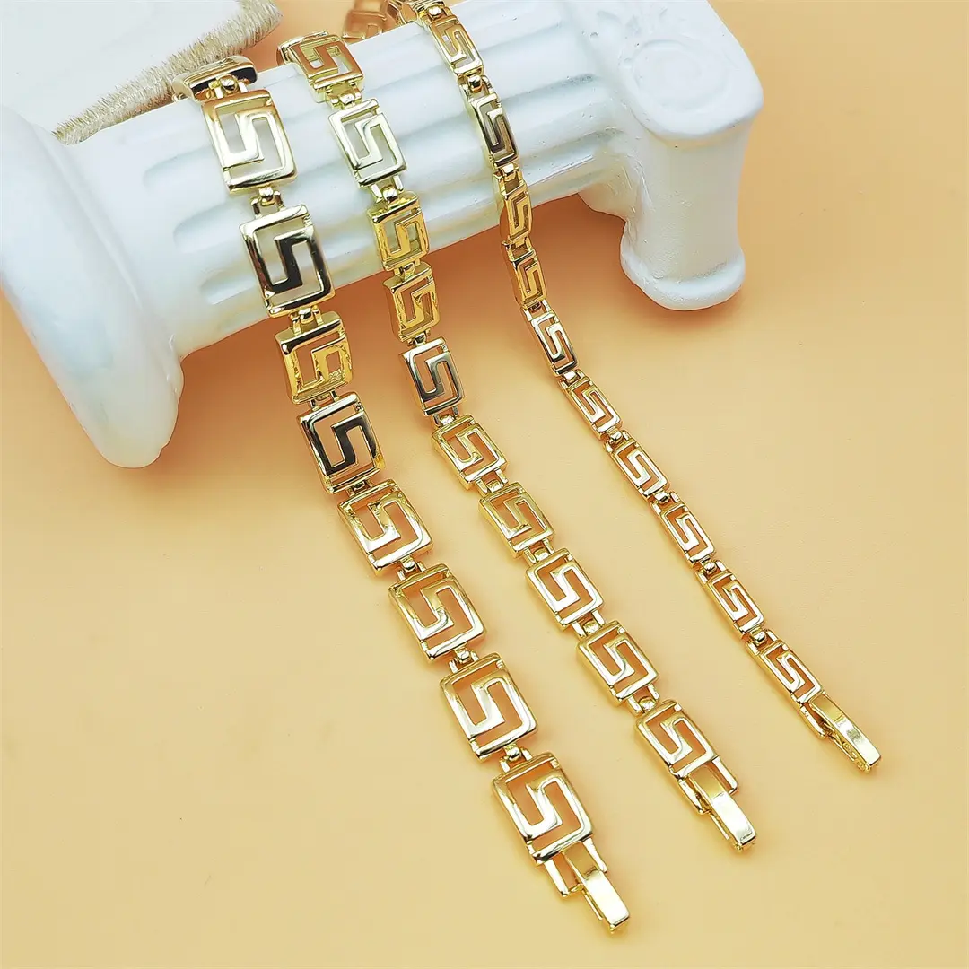 Women's Vintage Geometric Design Bangle - Gold-Tone Bold Statement Chunky Chain Bracelet, Elegant Arm Candy Accessories