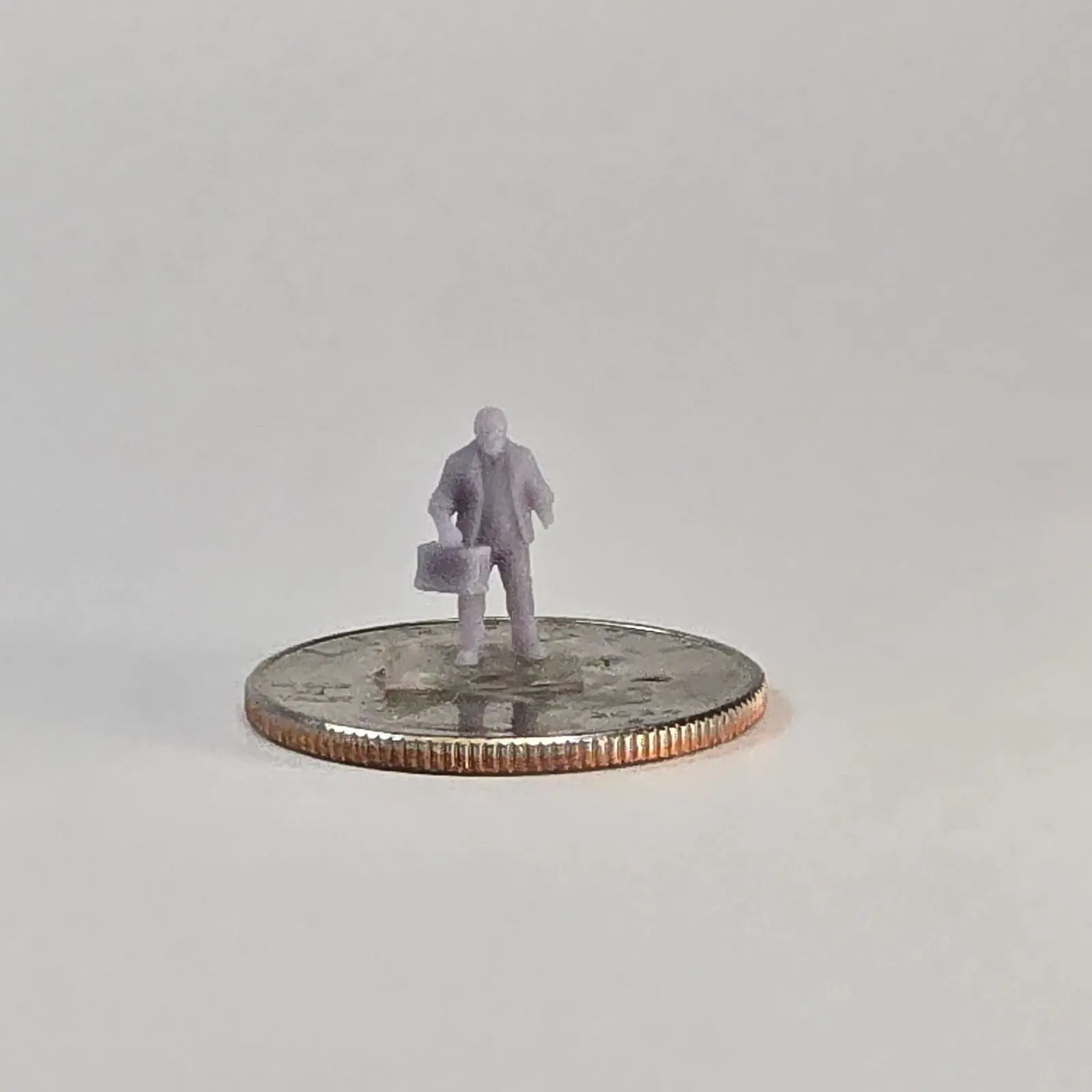 N Scale Dock Worker with Bag – 12mm Industrial Miniature Figure