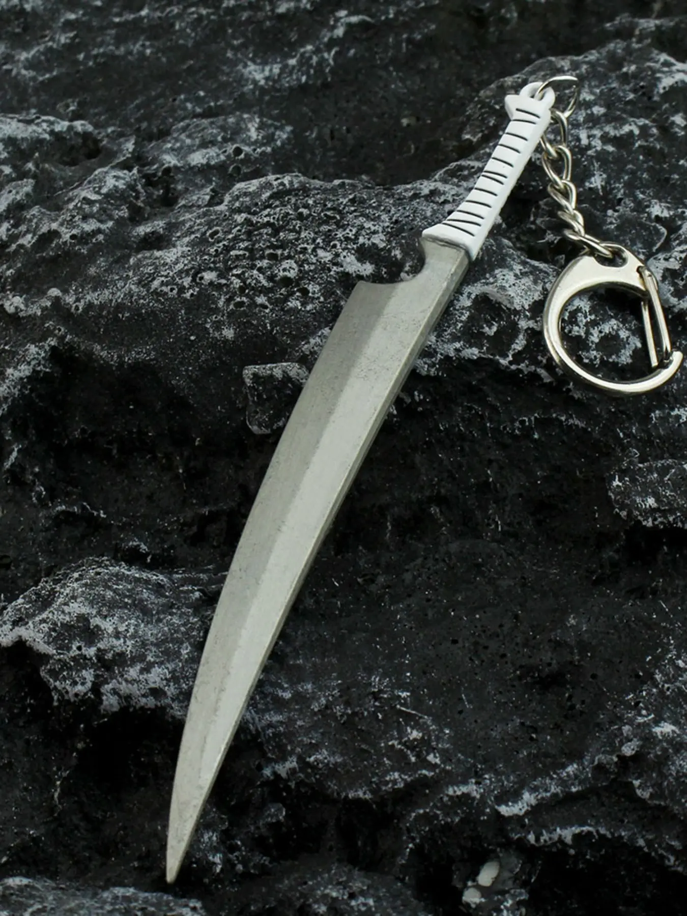 Bleach Ichigo Kurosaki Bankai Tensa Zangetsu Keychain, Anime Accessories for Collectors, Keychain Collectibles, Punk Style Keychain for Bags and Cars, Keychain Bag Pendant, Fashionable Alloy Keychain