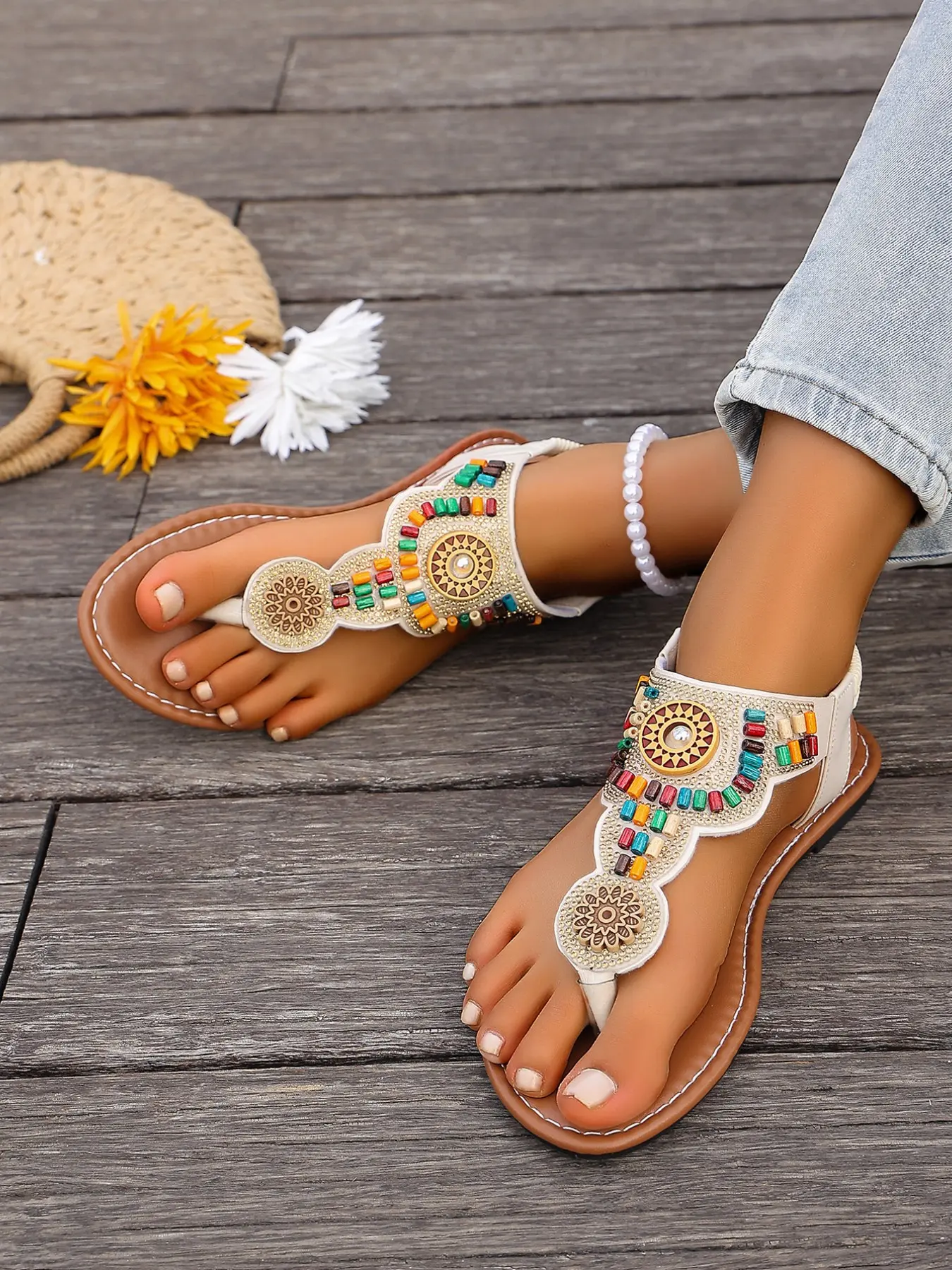 Retro toe flat sandals for women, Casual Bohemian rhinestone sandals with colorful bead design, versatile women's shoes for outdoor wear, vacation, beach, and outdoor activities. Multi scenario adaptation.