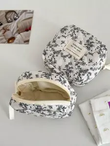 Black and white floral quilted sanitary napkin storage bag, beautiful zipper bag, portable tampon storage bag for women, small multi-purpose bag to store jewelry, headphones and cosmetics, perfect for daily use and travel, Portable Travel Organizer