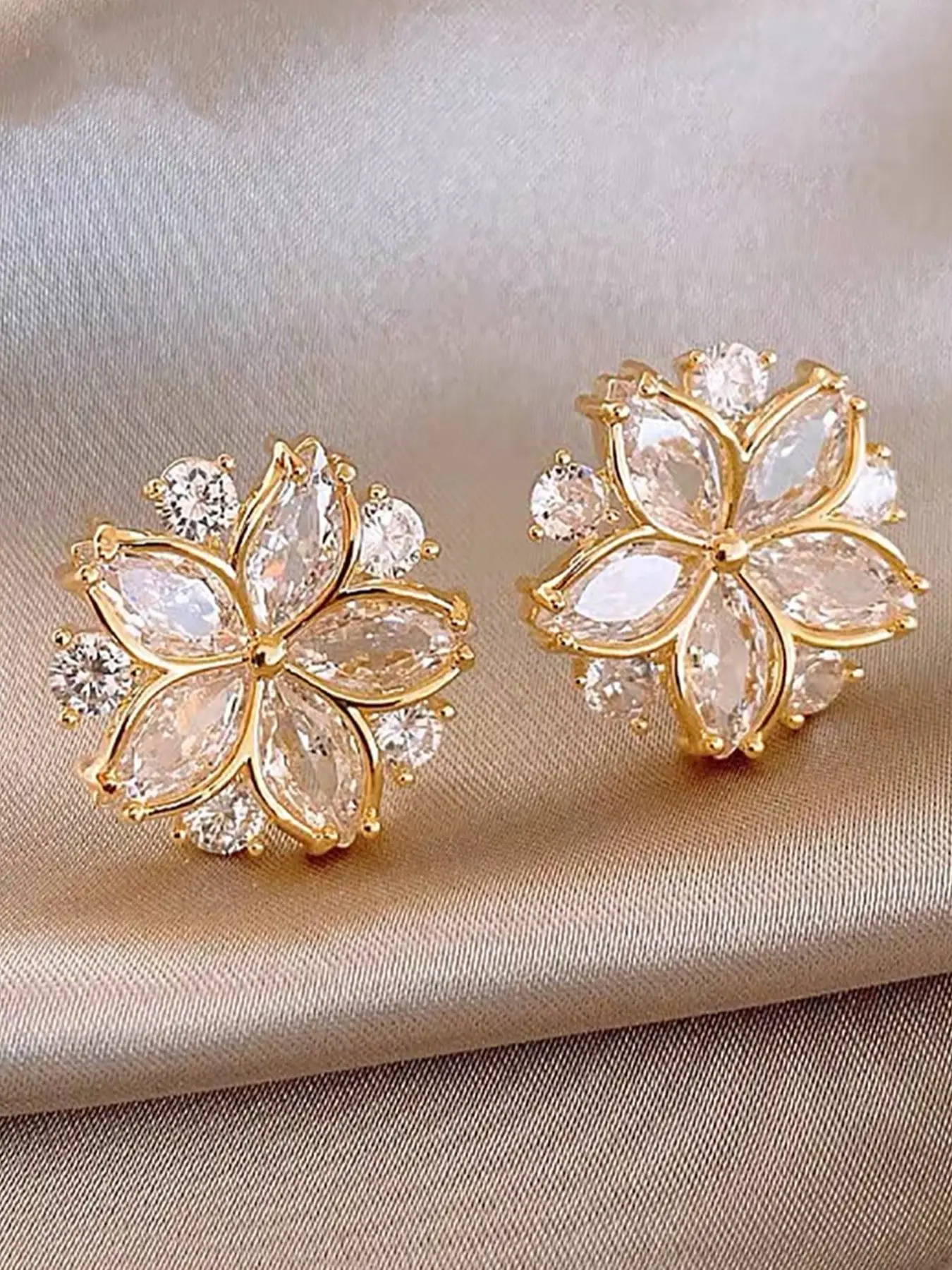 1 Pair of French-inspired, understated luxury High Quality earrings featuring delicate floral designs. Crafted with glass inlay for a sophisticated look, perfect for everyday wear, banquets, or casual occasions. Versatile Earrings