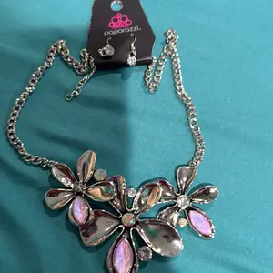 Paparazzi Jewelry I Bought and Paid for - Flower Necklace & Earrings Set for Paparazzi Consultant Use Casual Style Enhances Branding Efforts