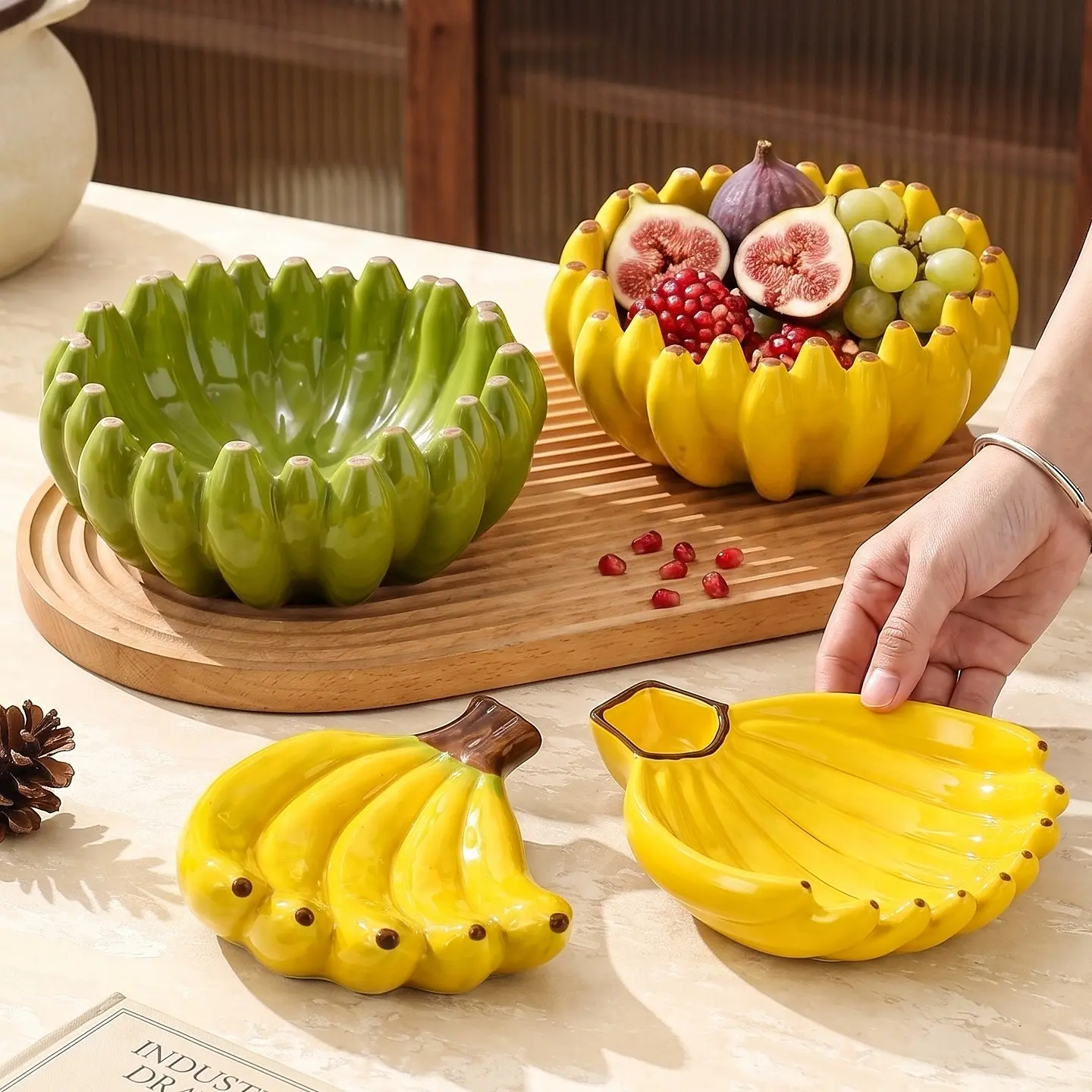 HongDian Banana Shape Ceramic Covered Serving Bowl - 1300ml/44oz Large Deep Tableware, Yellow/Green Optional, Premium Ceramic, Microwave/Dishwasher Safe, Ideal for Fruit Snack, Kitchen Table Decor Gift