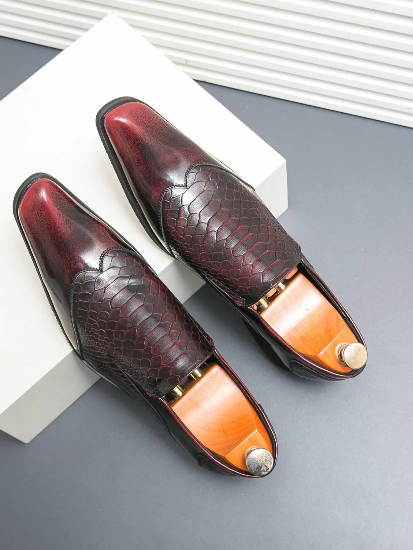 Men's Business Formal Crocodile Embossed Slip on Dress Shoes, Fashionable Classic Trendy Pointed Toe Shoes for Work Office, Male All-match Commuter Shoes for Daily Wear, Business Style Footwear