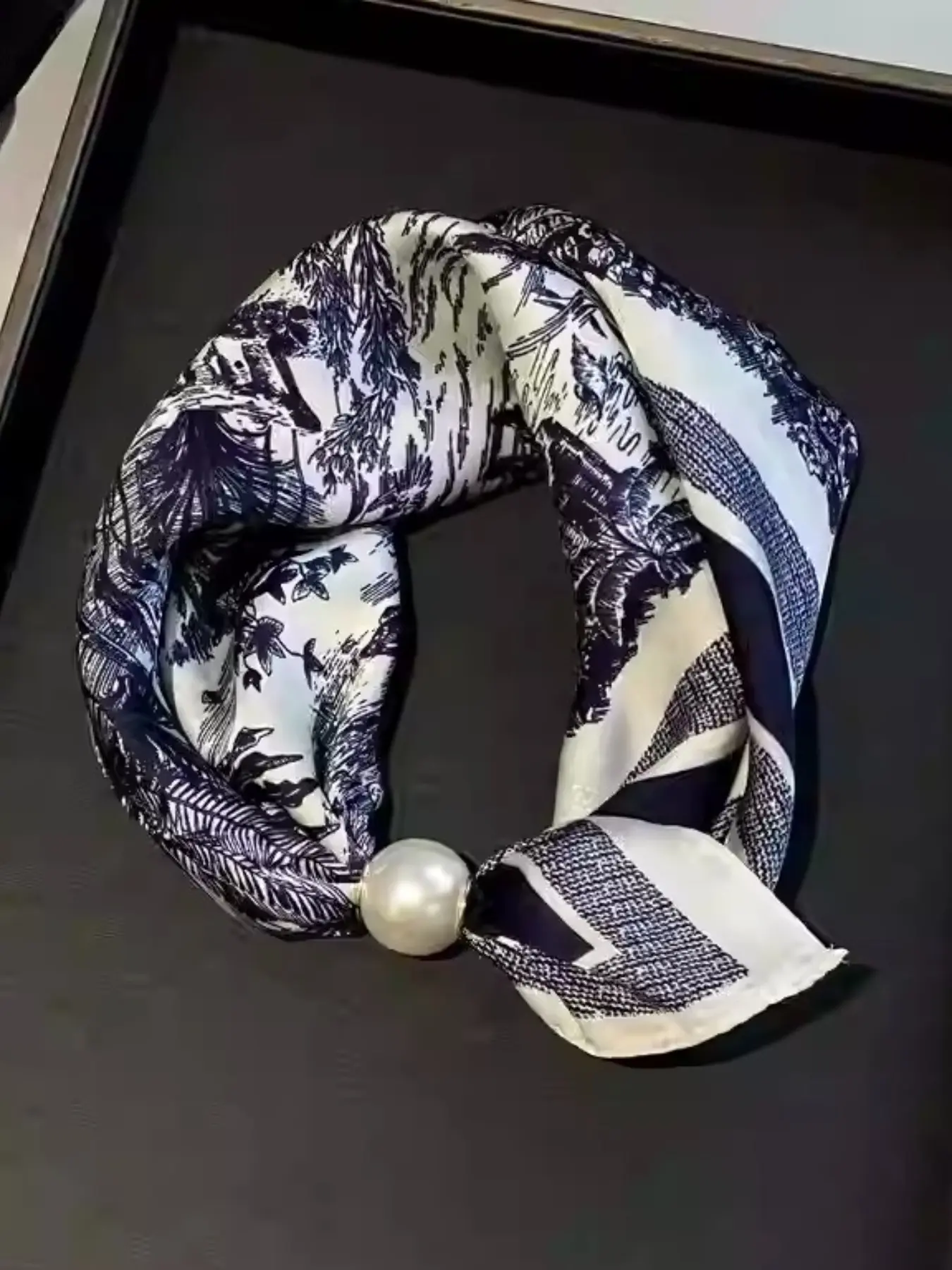 Blue Landscape Print Pearl Magnetic Clasp Scarf Necklace, Fashionable Soft Comfortable Scarf for All Seasons, Elegant Accessory for Casual Wear, Fashion Shawl