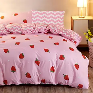 Strawberry Pattern Decorative Bedding Set, 1 Count Soft Comfortable Bedspread with 1/2 Counts Pillowcase, Bedding Supplies for Home Bedroom, Breathable Soft Blanket, Bedsheet Sets