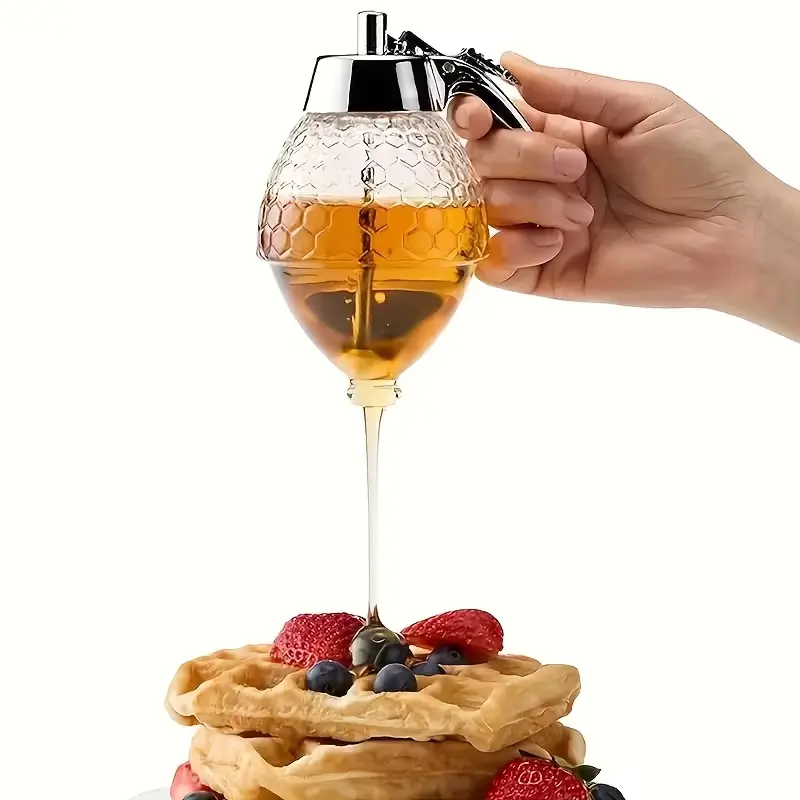 【Plastic!！！】 Honeycomb-shaped honey jar and syrup dispenser - drip-proof honey dispenser with stand - bee-decorated honey storage jar, honey dispenser for honey and syrup - 8 oz, Father's Day gift