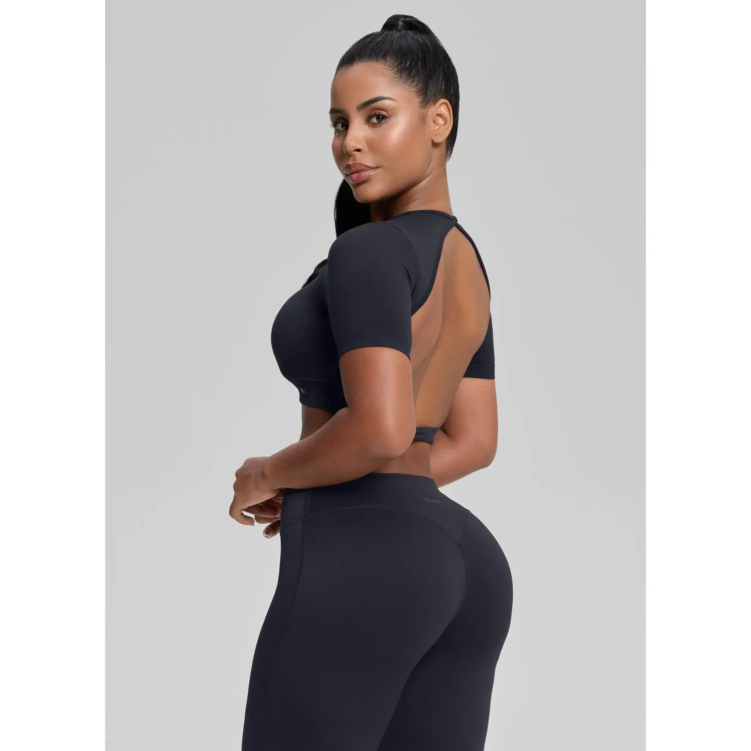 Backless Sports Crop Top for Women, Seamless Ultrasculpt Crew Neck Long Sleeve with Removable Cups for Yoga & Gym, Removable Padding, Crew Neckline, Airy Fabric