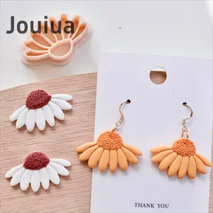 1pc Daisy Flower Polymer Clay Cutter - Boho Chic Spring Flower Series Polymer Clay Embossing Tool for DIY Earrings & Jewelry Making Flower Charms