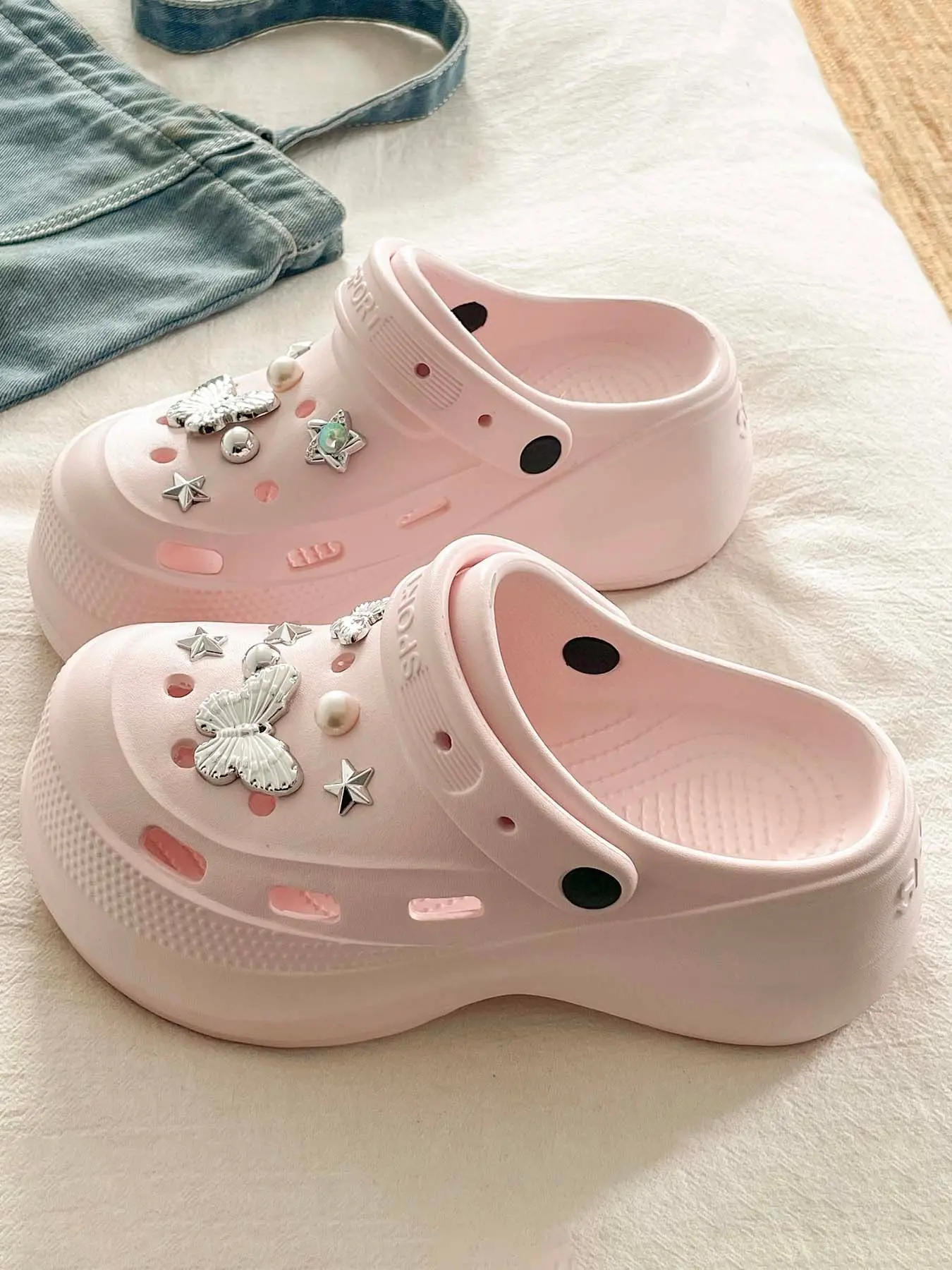 2026 New Fashion Versatile Holey Shoes for Women, Eva Comfortable Breathable Thick Sole, Simple Casual Beach Sandals, Butterfly Print Slippers, Outdoor Garden Shoes, Slipper, Slippers Shoes