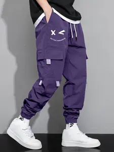 Men’s loose casual cargo pants made from skin-friendly, breathable, wrinkle-resistant fabric; drawstring waist design; American letter print; practical multi-pocket design; retro casual style; suitable for everyday wear, going out, and campus outfits.