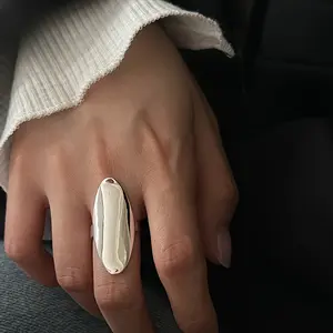 Low Allergy Minimalist Glossy Large Oval Ring for Women, Fashionable, Simple, Versatile, High-end Open Index Finger Ring, Suitable for All Occasions, Gift for Women