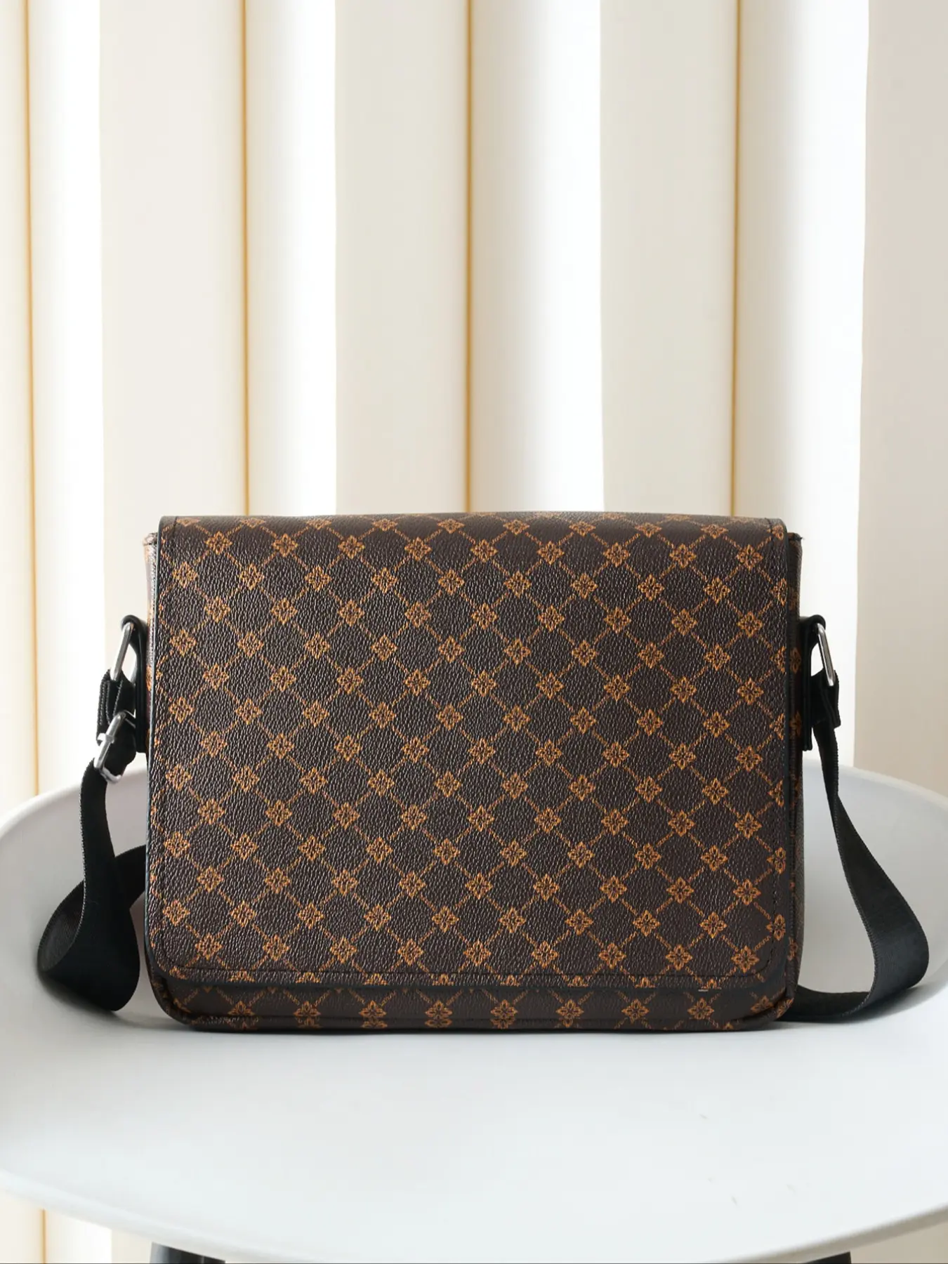 Men's Geometric Pattern Pu Leather Crossbody Bag, Multifunction Messenger Bag, Stylish Functionality with 26cm Large Capacity for Tablets and Umbrellas, Metal Buckle Wide Shoulder Strap Perfect for Work and Casual Outings, Commuting Shoulder Bag