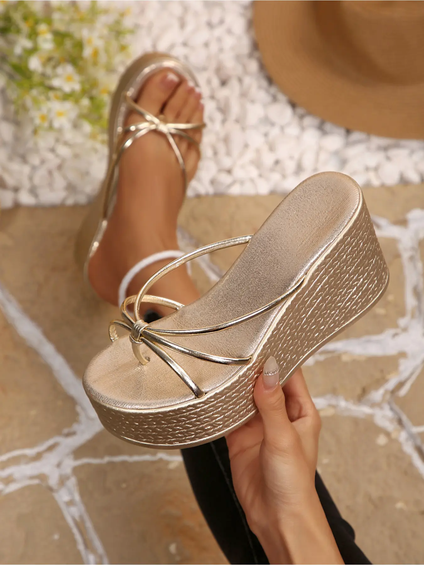 Women's Summer Thin-Strap Thong-Toe Thick-Soled Casual Platform, Fashionable Wedge Sandals, Elevated Sandals, Height-Increasing Wedge Heel Rope-Knot Beach Sandals, Casual Beach Shoes, Suitable for Parties, Vacations, and Daily Wear