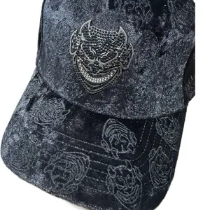 Gorra del diablo total black con bordados y piedreria de alta calidad. El diablito