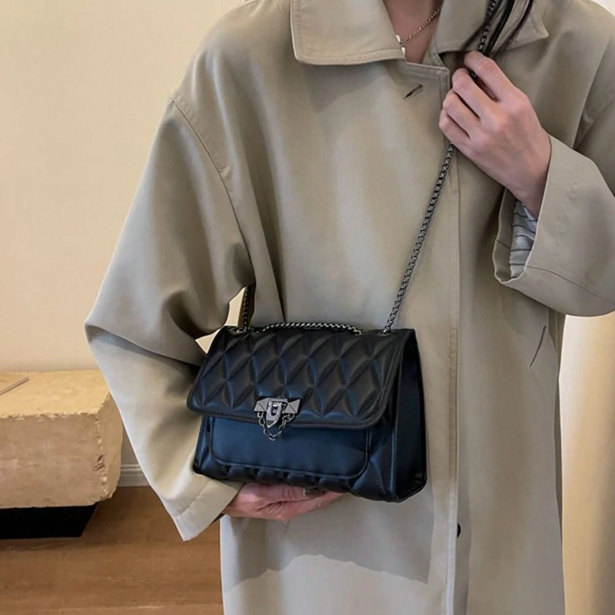 Women's Shoulder Bag, Fashionable Diamond Embossed Square Crossbody Purse with Metal Chain Strap for Everyday Use, Chic Chain Crossbody, Fashionable Unique Bags