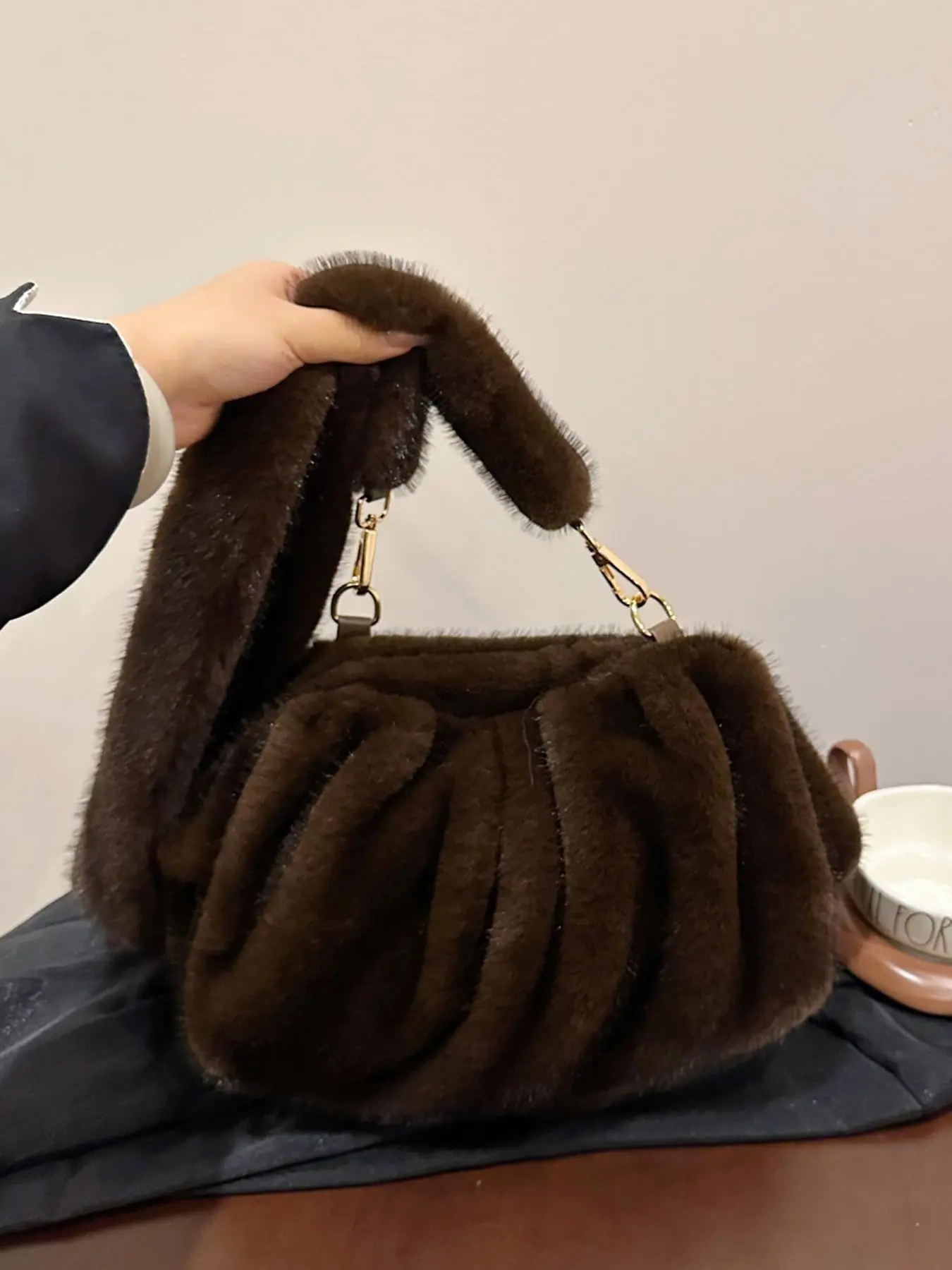 Gentle retro light luxury exquisite armpit bag, pleated bag design, solid color fashionable casual simple plush bag, can accommodate mobile phones, lipstick, suitable for dating, parties, shopping, commuting