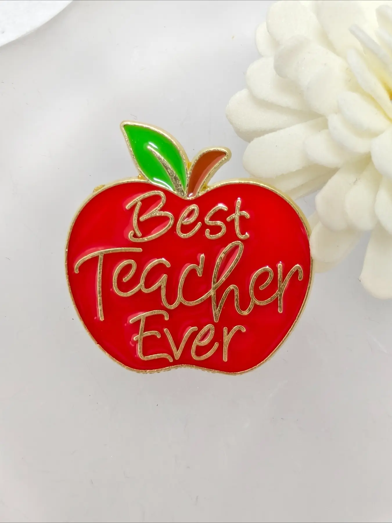 'Best Teacher Ever' Apple Enamel Pin Teacher Appreciation Elegant Brooch, Red Apple Lapel Badge Thank You Gift for Teachers, Alloy Brooch Pin