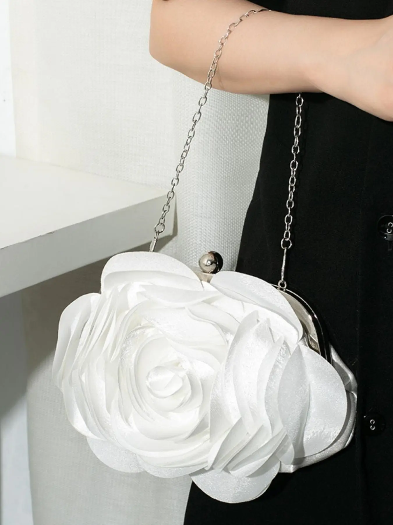 High-end evening bag with Nordic white floral design; elegant rose wedding purse for bridesmaids to carry, Fashionable Purse, Elegant Bags, Elegant Shoulder Bag, Fashion Bags