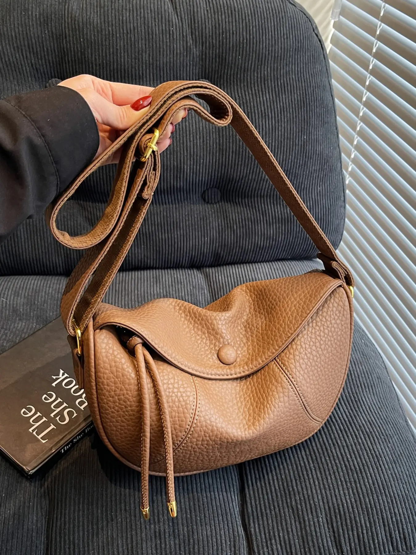 1pc Women's Lychee-Textured PU Crescent-Shaped HOBO Crossbody Bag, Crossbody Handbag, a vintage-inspired, casual shoulder bag that's versatile enough for commuting, dates, and everyday errands