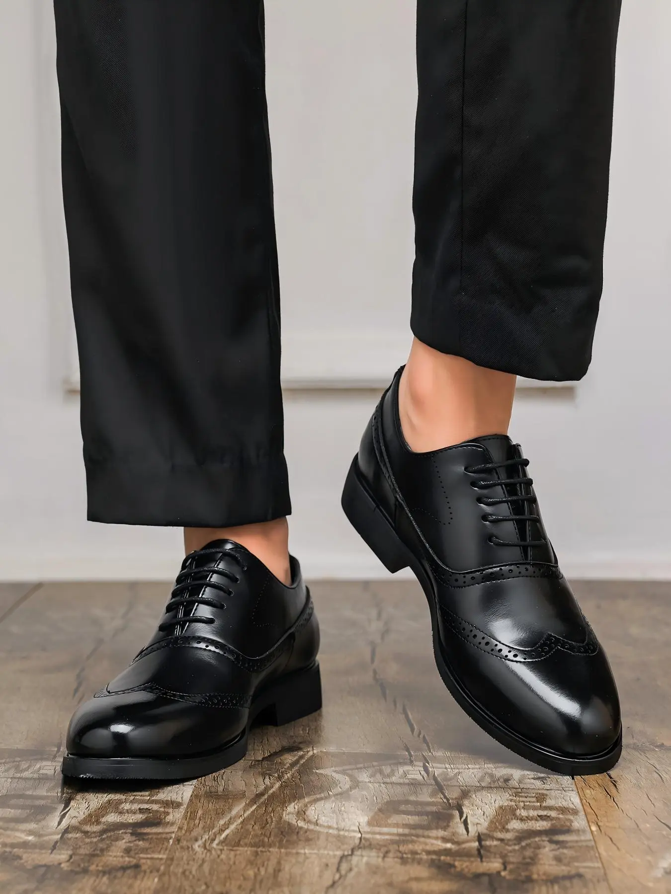 New Carved Brogue Shoes Lace-Up Breathable Business Formal Casual Versatile Wedding Groom Shoes Perfect Match for Suits