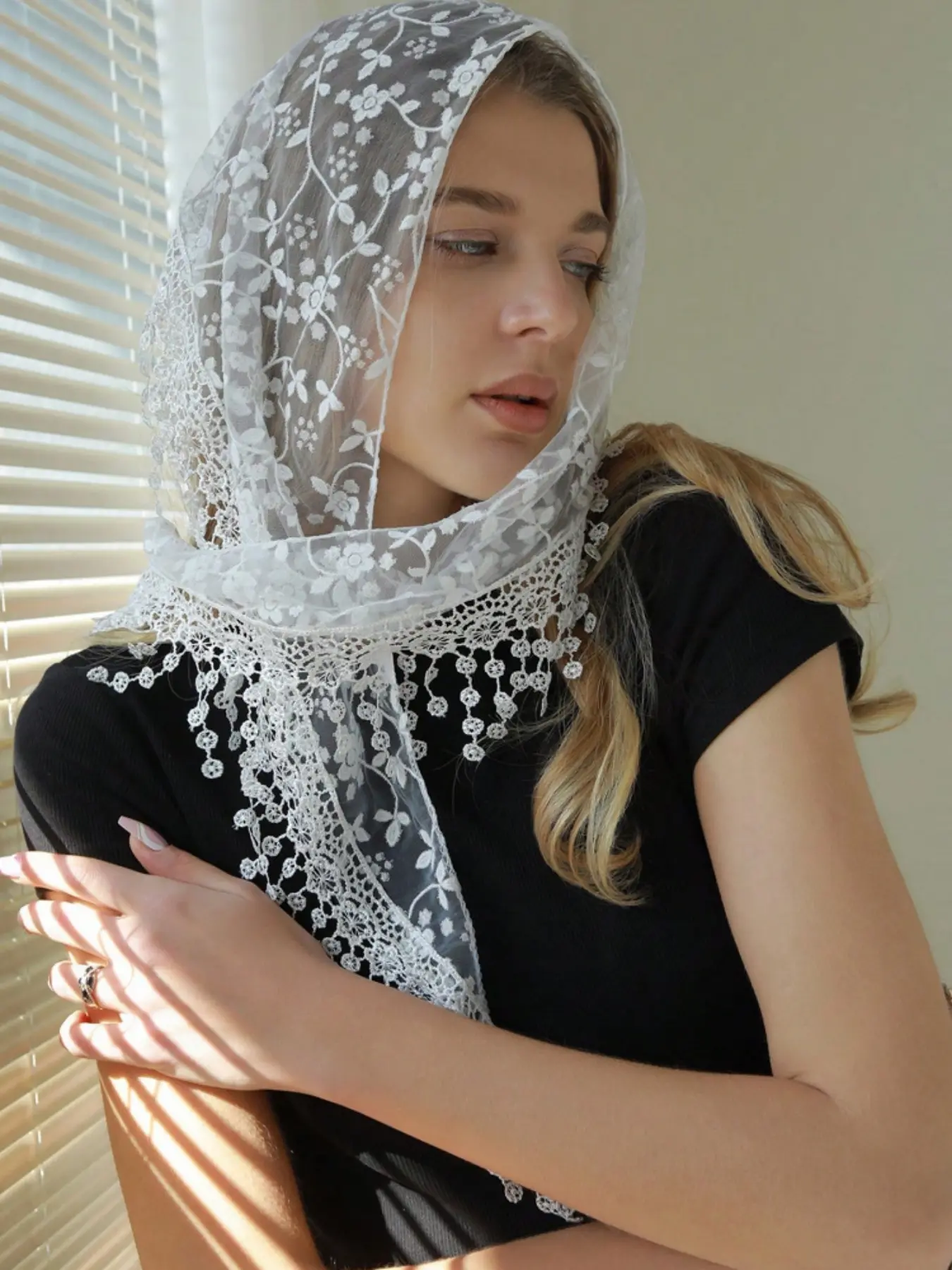 Fashion new floral lace Korean version of triangular scarf, classic breathable hollow fringed women's decorative veil, Boho Style Scarf, Boho Shawl Wrap, Fashion Headscarf