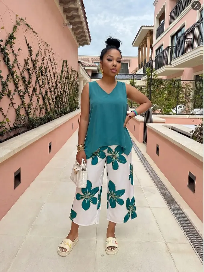 USBOUTIQUE CHIC Women's Summer Two Piece Outfit Sleeveless V-Neck Solid Top & Floral Print Wide Leg Cropped Pants Casual Vacation Curvy-Friendly