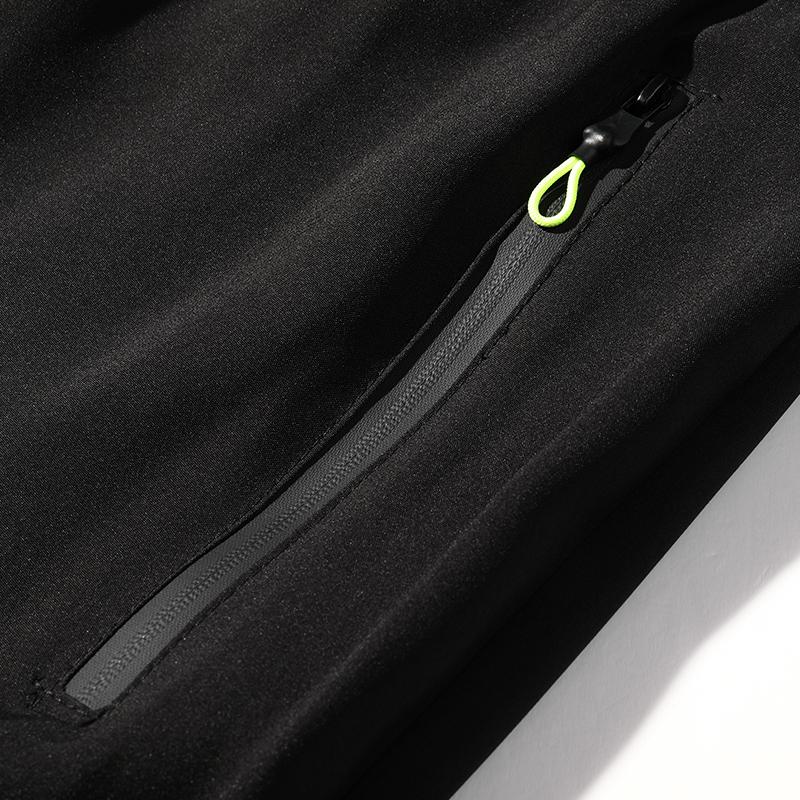 2-pack ice silk quick-dry shorts; men’s casual breathable shorts; men’s lightning print quick-dry shorts. Features an elastic waistband and drawstring design, zippered pockets, and a second-skin feel suitable for various sports activities.