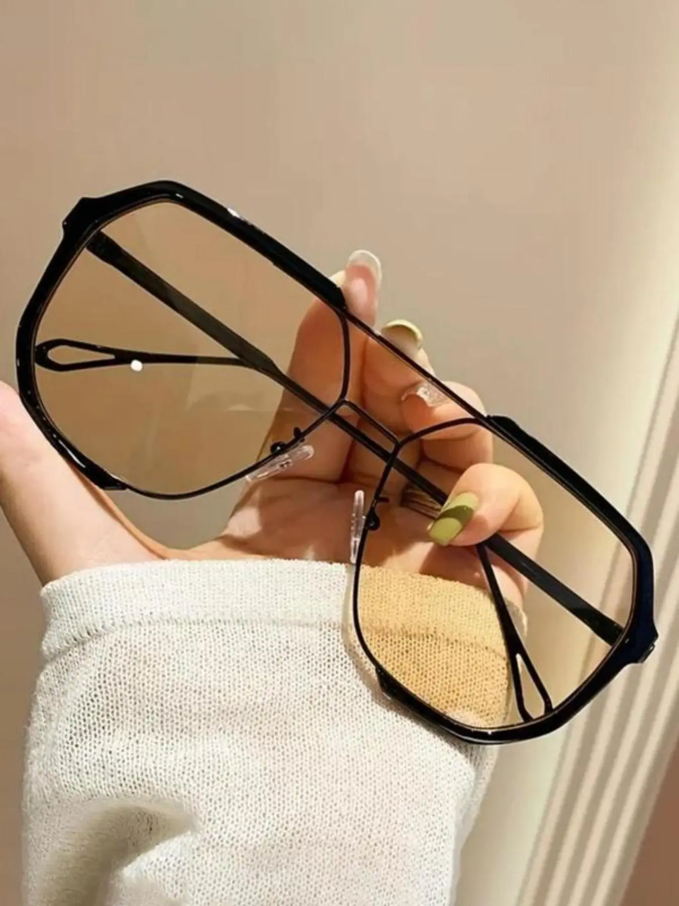 1 pair of 2025 trendy flat-top frame sunglasses, suitable for women's stylish aviator design, exclusive trendy style for men, travel essentials, suitable for driving and back-to-school season, retro 80s style, provides UV protection