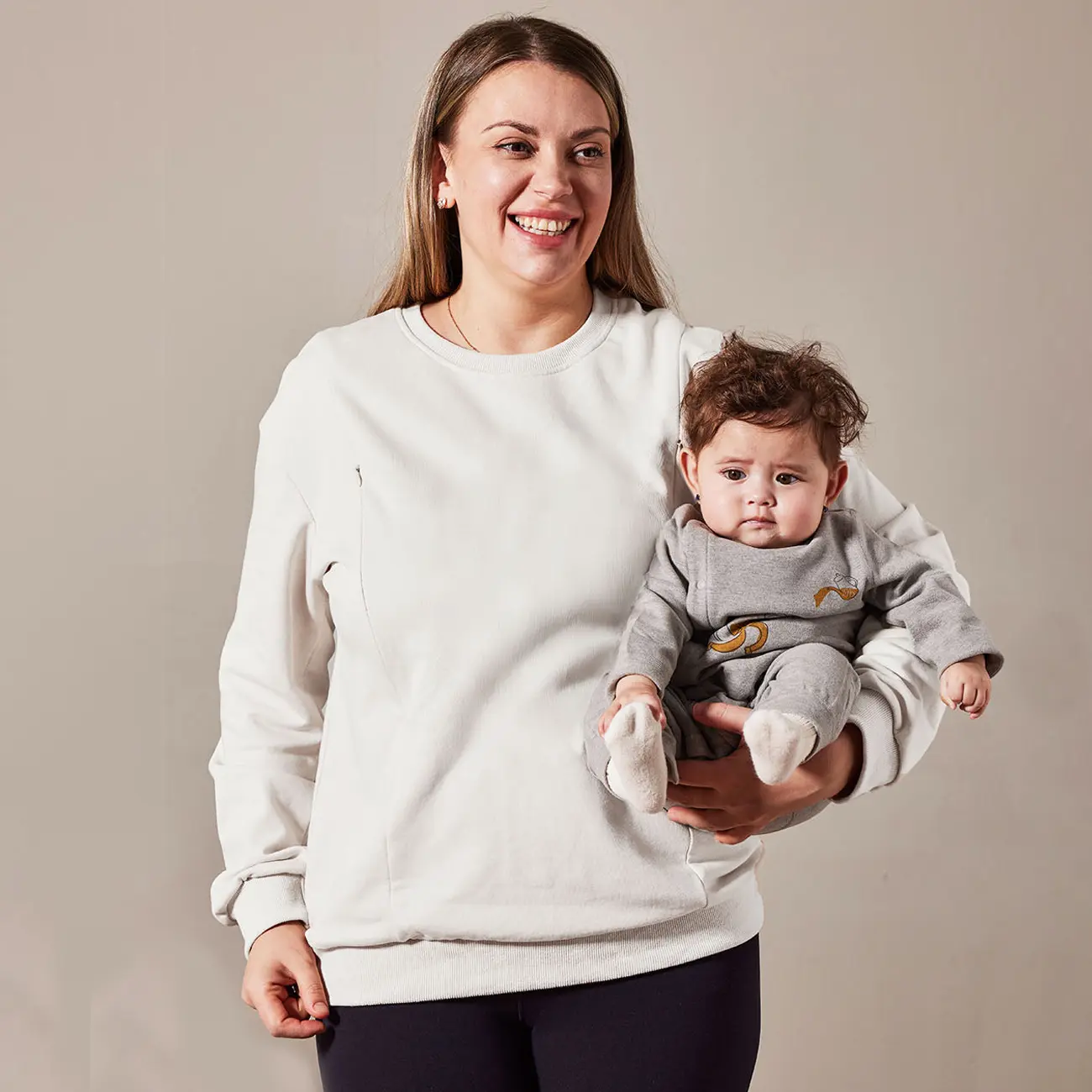 GIFTIFYMAMA Maternity Nursing Sweatshirt, Casual Loose Fit Cotton Pullover with Graphic Print and a Crew Neck, Side Zippers for Breastfeeding, Breastfeed Zip, Pullover Top