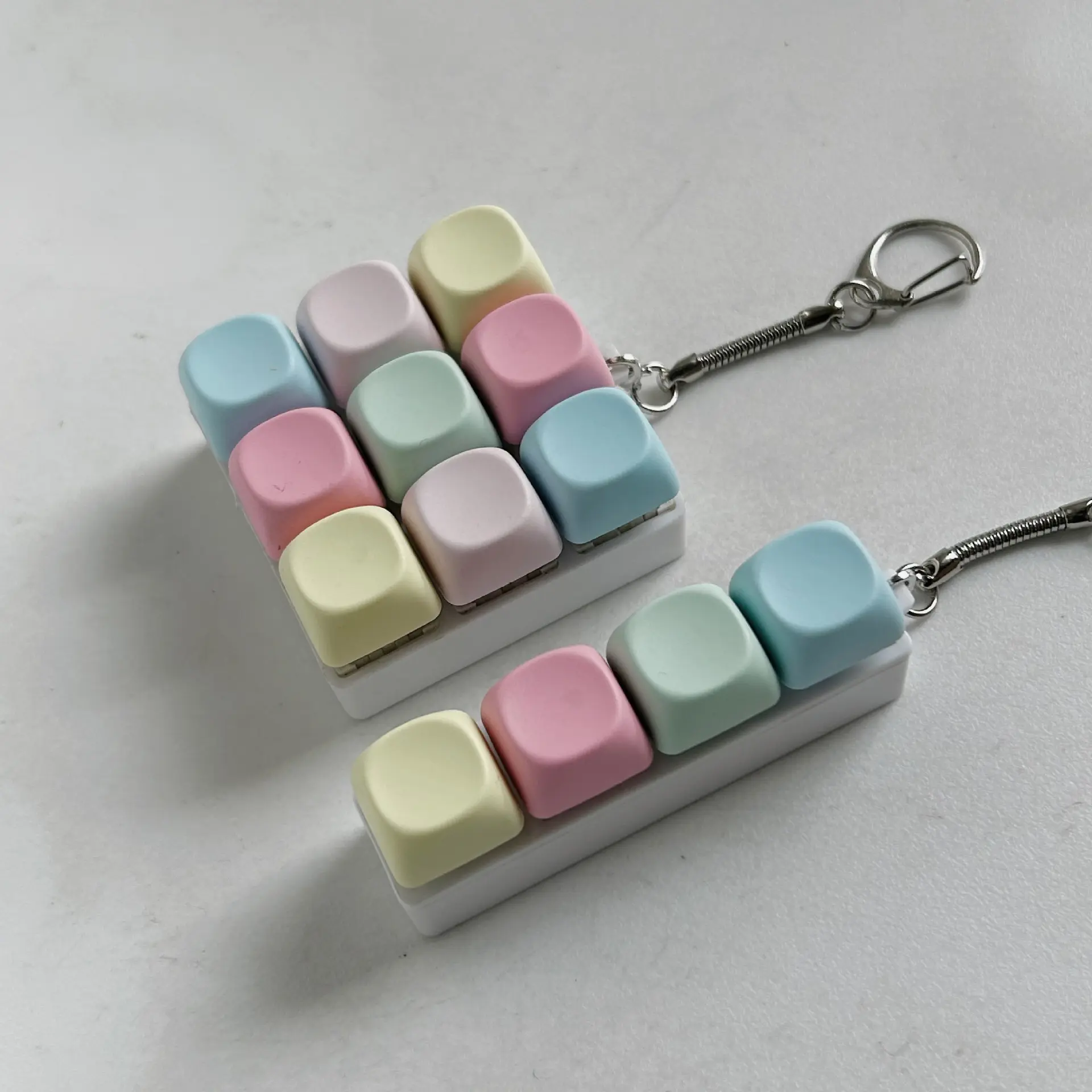 Keyboard Fidget Toy, Keyboard Fidget Keychain 4-in-1 Keyboard Decompression Button Finger Clicker Toys, Button Stress Relief Fidget Gifts to Relief Stress