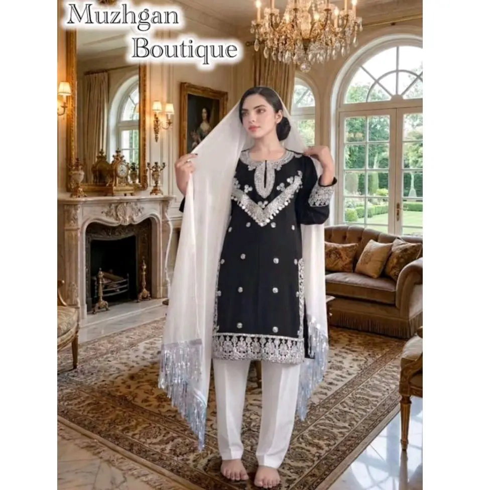 لباس پنجابی مجلسی زنانه با تزئینات چرمه، آینه و پولک‌دوزی (Black & White Traditional Punjabi Suit with Mirror & Sequin Embroidery)
