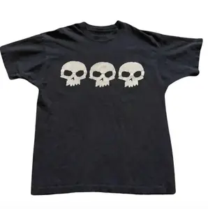Womenswear Vintage Gildan Unisex Black Skull Graphic T-Shirt - Skater, Y2k Gothic Grunge Emo Scene Amity Affliction Style, Gift, Streetwear
