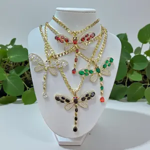 Cadena Cubana 5mm x 20 Inches  con dijes de libélulas de diferentes colores. Elegantes . Laminado de alta calidad