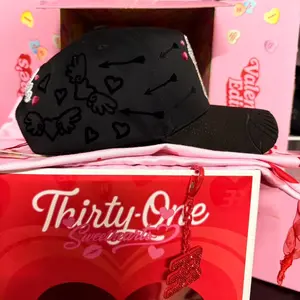 31-One  Valentine Edition Gorra with Heart and Angel Design Black Baseball Cap
