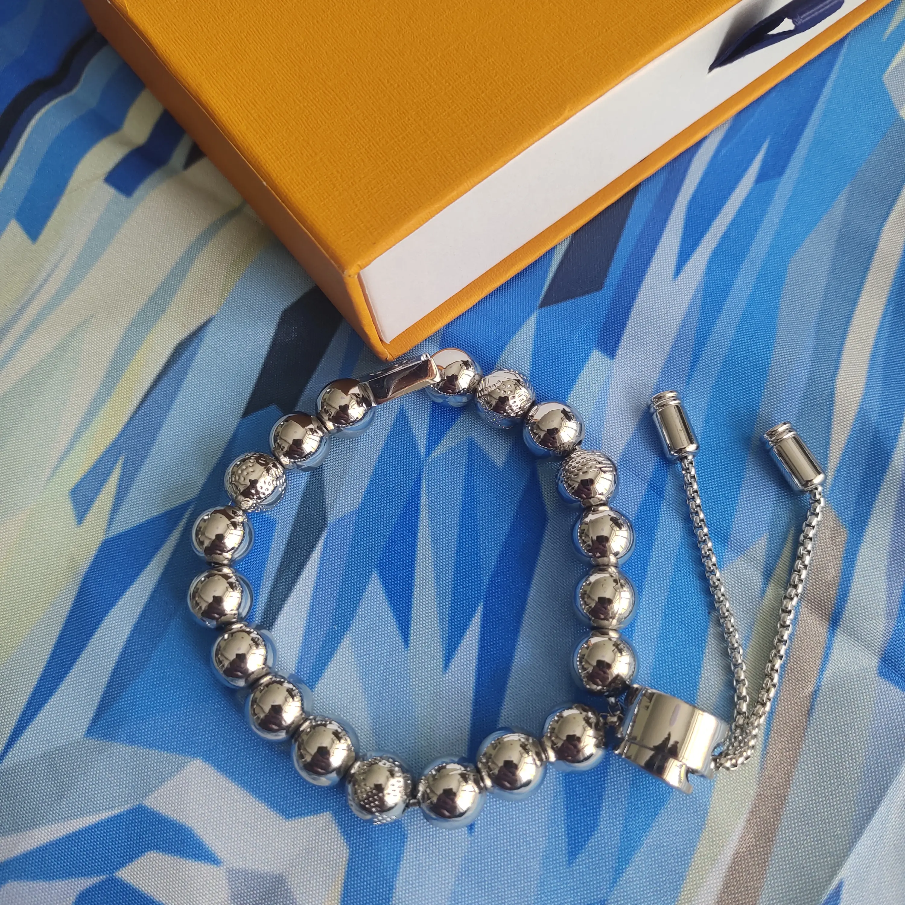 New designer high-end luxurious couple's matching round bead bracelet for men and women. Fashionable jewelry / Made of steel / titanium (with exquisite packaging box)