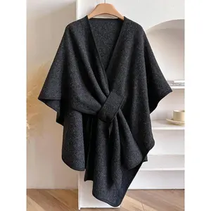 Women’s solid-color cape—a fashionable shawl that is soft and comfortable year-round; a retro, multifunctional everyday accessory for women (gift).