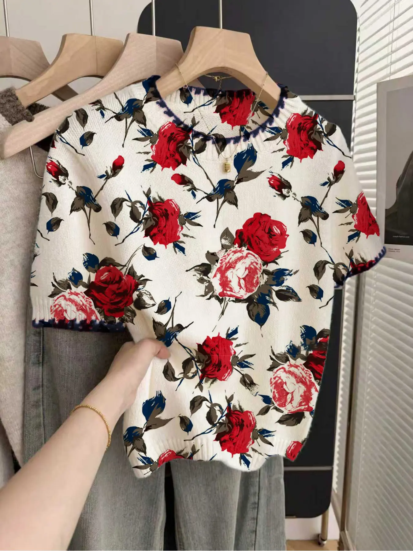 1 piece + French retro loose round-neck elegant short-sleeve contrast piping beige women's contrast floral print spring and summer knitted top, summer top, summer casual women's wear Lady