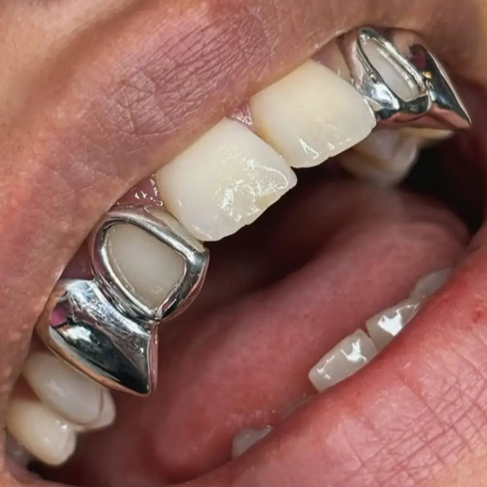 Copper-Plated 2pcs Hip Hop Grillz Fashion Personality Grillz QT 2704669 Cut-out Fangs Trend Party Punk for Both Genders Teeth Tooth Gems Dental Braces Orthodontic Accessories