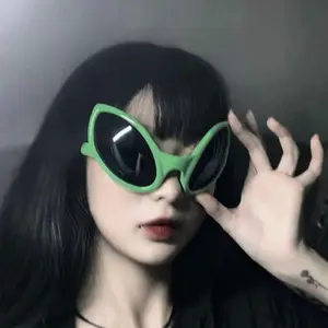 Green Triangle Sunglasses in Funny Alien Style, Trendy Party Photo Props for Halloween Cosplay, Music Festival Dance Accessories, Bar Party Birthday Gathering Selfie Must-Have, Christmas, Valentine's Day, Easter